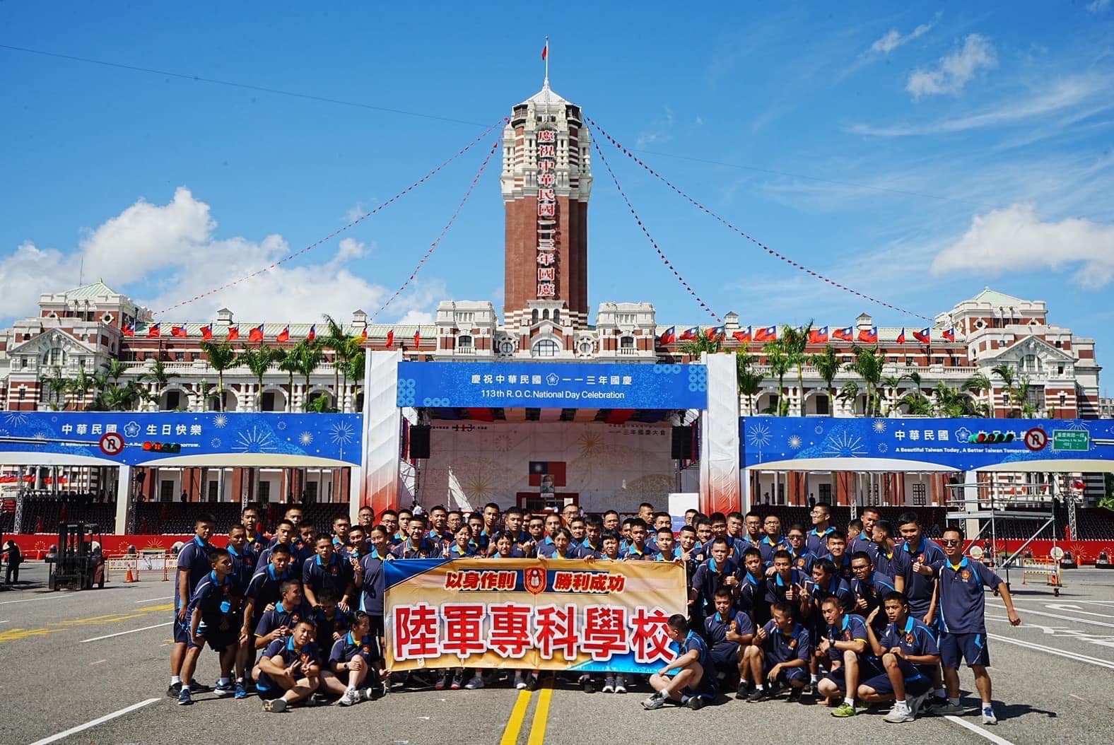 The Army Drum Corps at the 113th National Day Celebration, wishing the Republic of China a happy birthday, commemorates with a group photo in front of the Presidential Office.